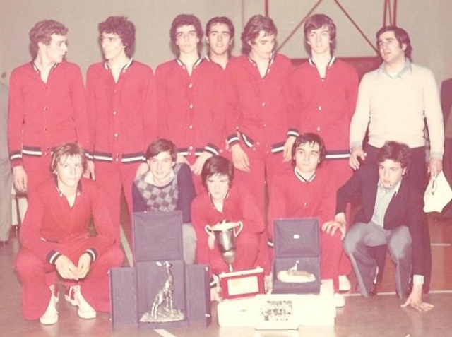 Premiazione della squadra giovanile del Simmenthal allenata da Bruno Arrigoni nella foto.